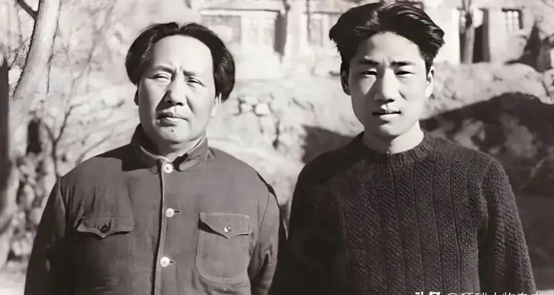 1930年11月14日，杨开慧遇难。葬礼上，3岁的儿子毛岸龙爬上棺材，哭喊着：“