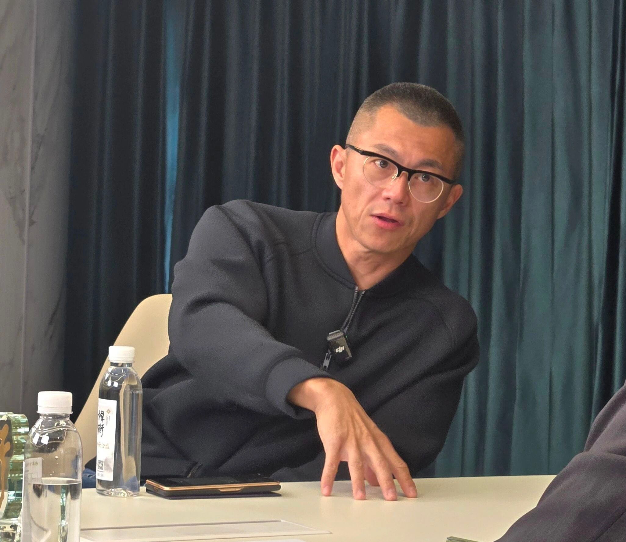 震哥接受法制日报采访，谈了前些天事故的经过。当时，劳斯莱斯闪灵处于L2级辅助驾驶