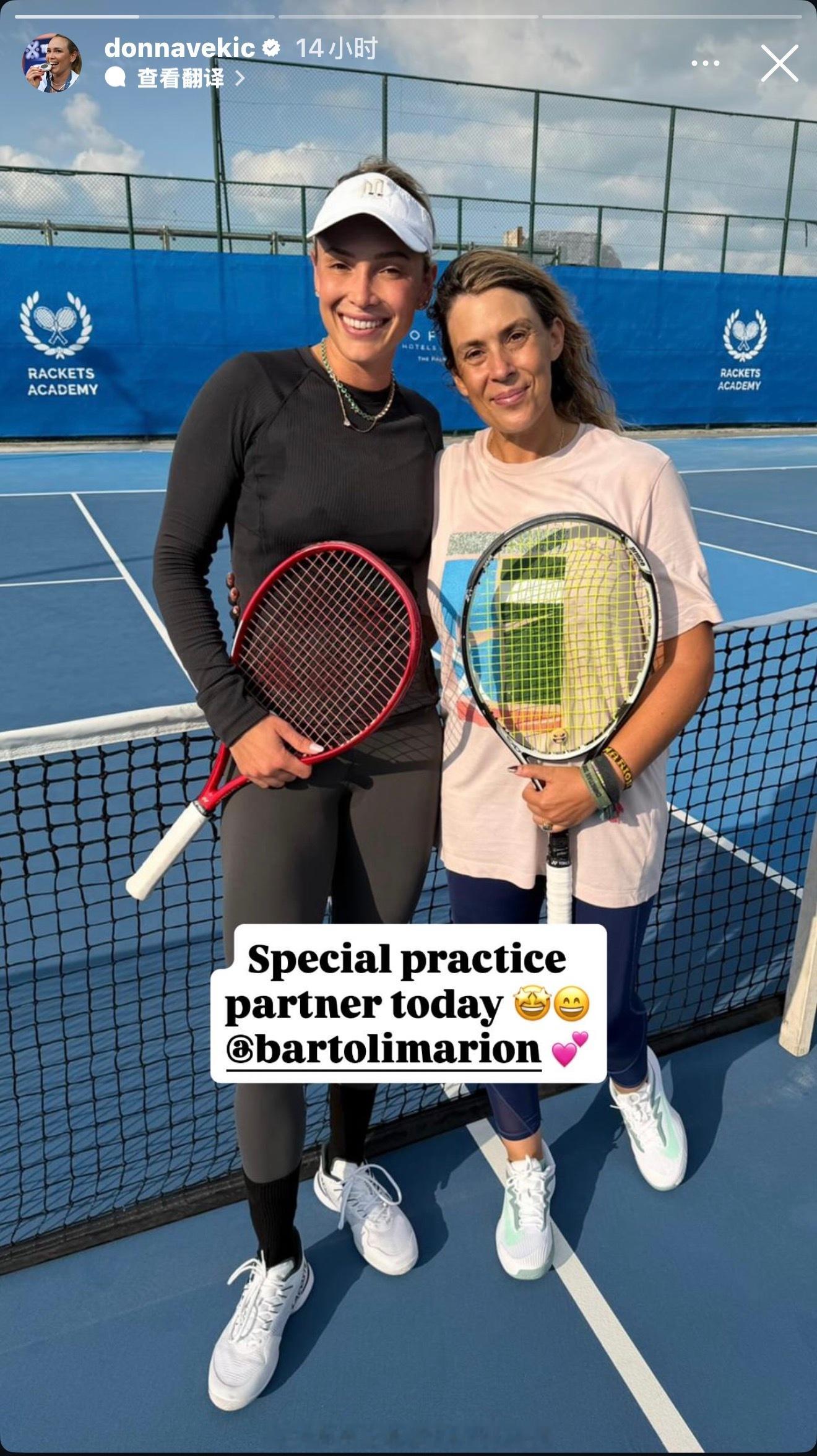 维基奇和巴托丽一起训练。