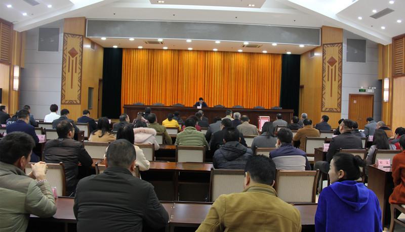 表弟在乡镇干了八年副镇长，没白没黑加班加点风里来雨里去，一直没有得到提拔。上周