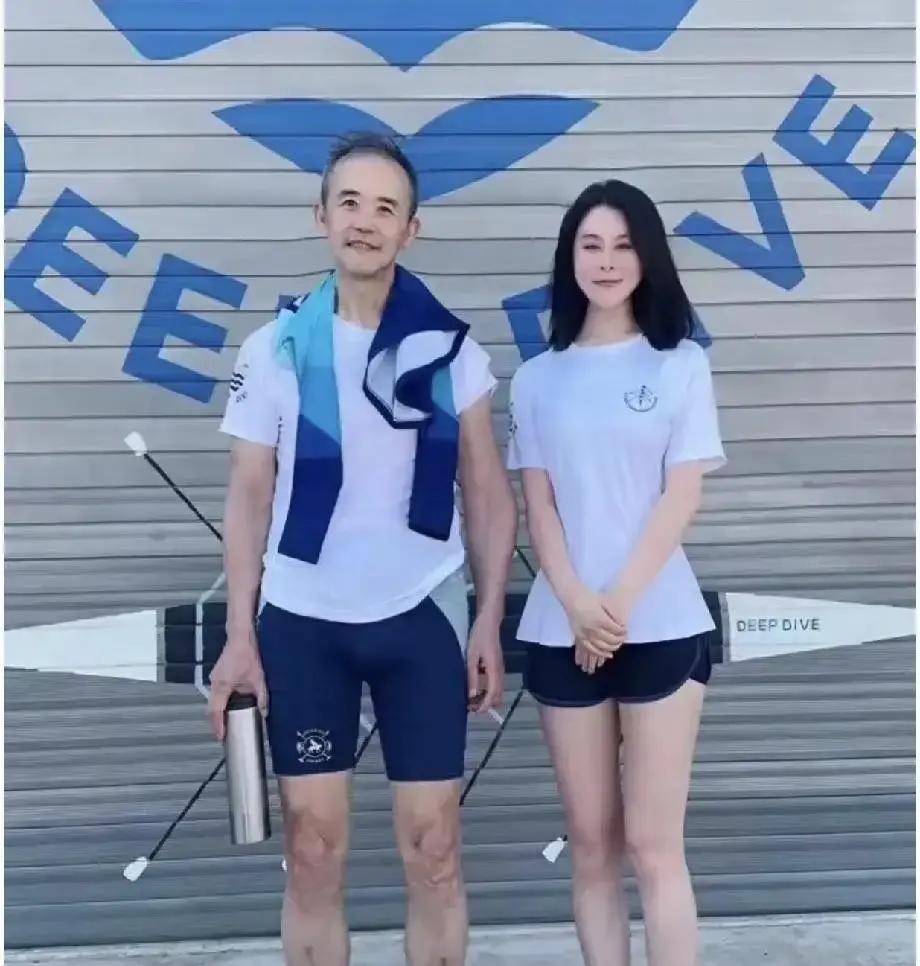 田朴珺出新书《习惯就好》，封面一句话“所有偏见都是认知税”直接冲上热搜。书里写