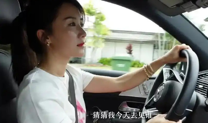 李念去美国度假，开奔驰接闺蜜刘芸，一身玫红色穿搭还挺有少女感的，三孩的妈活得却很