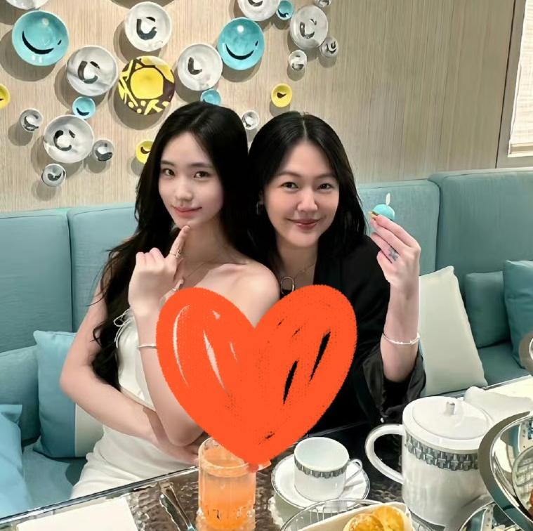 小S二女儿Lily成为Dior彩妆大使，被很多人盛赞：真的好像林志玲和大S！