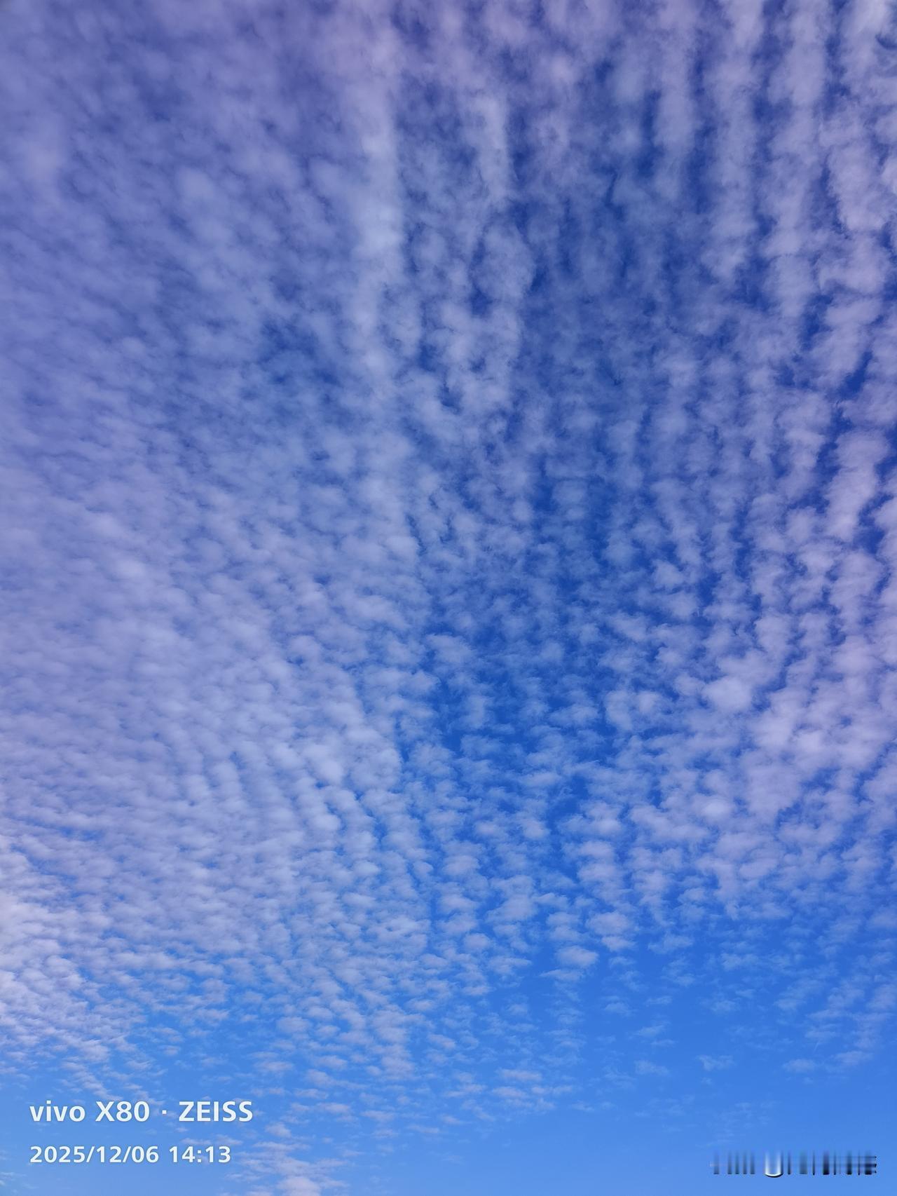 蓝蓝的天空，稀稀拉拉的云彩，无法用语言来形容这样的美景，只能用两个字来概括，漂亮