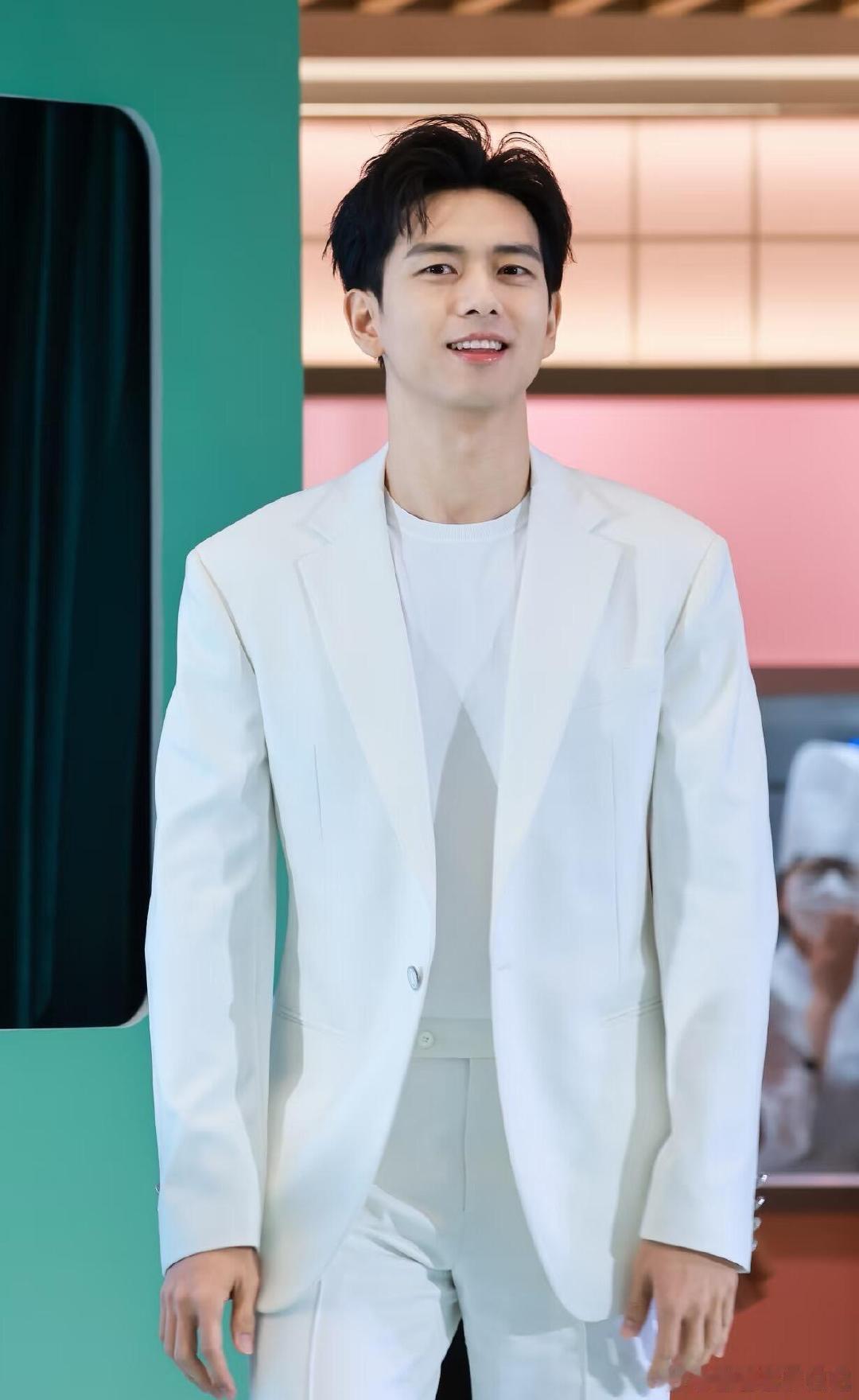 杨幂李现最适合穿白色的两个人谁还没看过杨幂李现穿白色的造型我都会难过！李现白西