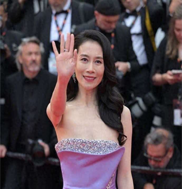 温峥嵘戛纳红毯，衣服都没穿好，真担心下一秒她的衣服就掉下来！网友直呼：好想冲进屏