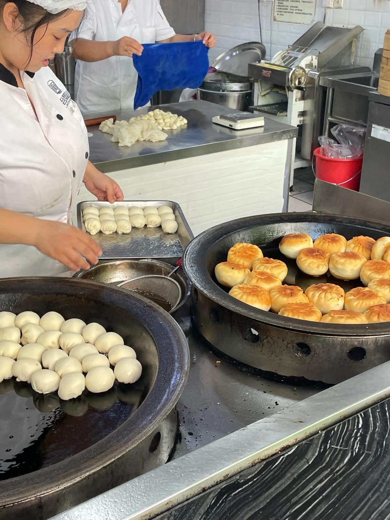 小区楼下有个早餐店，卖油条烧饼、蒸饺拌面、豆浆馄饨，每天早上都火爆异常，生意好到