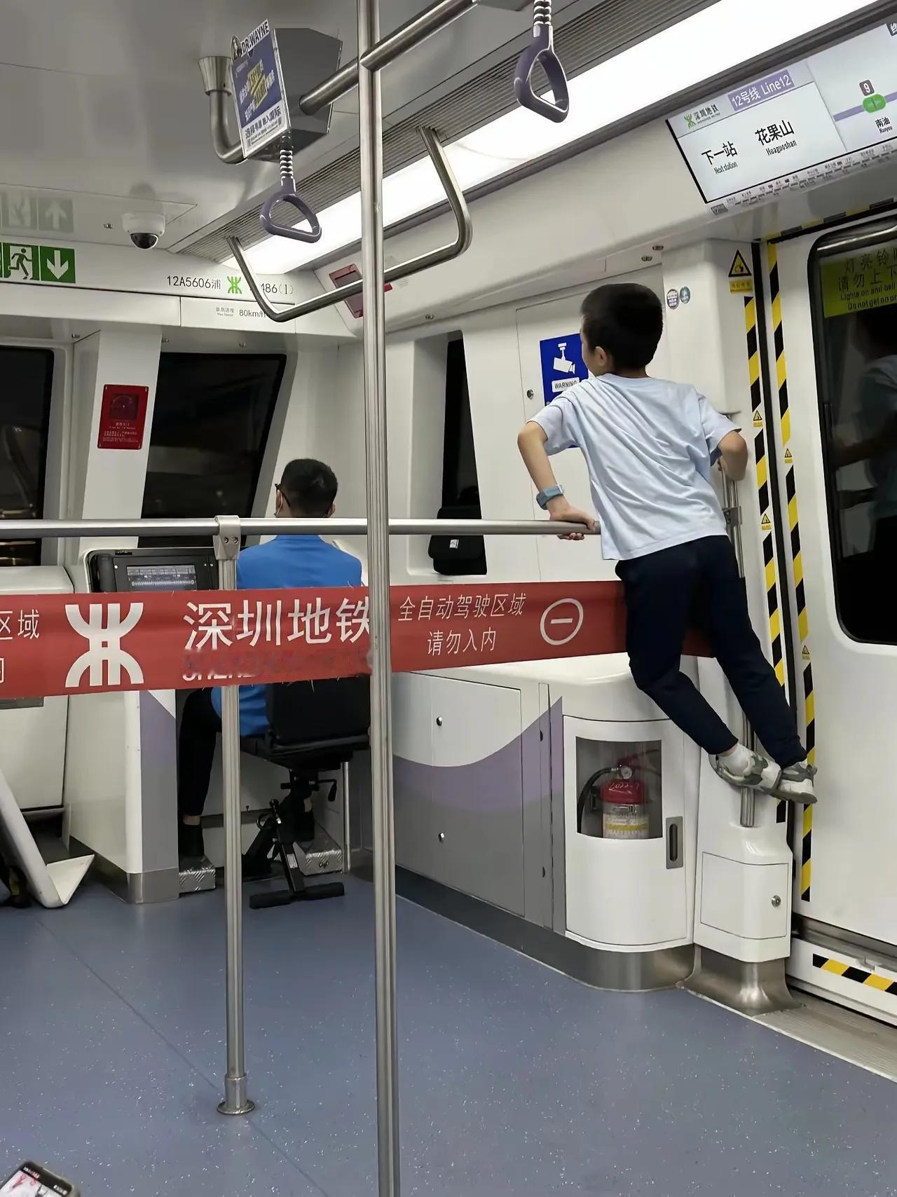 坐过几次深圳地铁，看到到那种镂空的驾驶室，当时就觉得是件很新鲜的事。但转过头想想