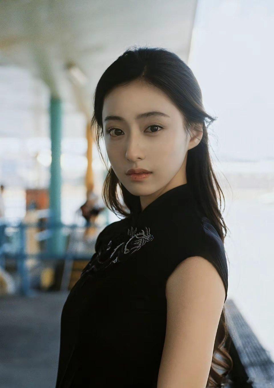 同脸不同命？年轻时的景甜资源好到逆天，长得像她的胡连馨资源差得离谱。胡连馨，出生