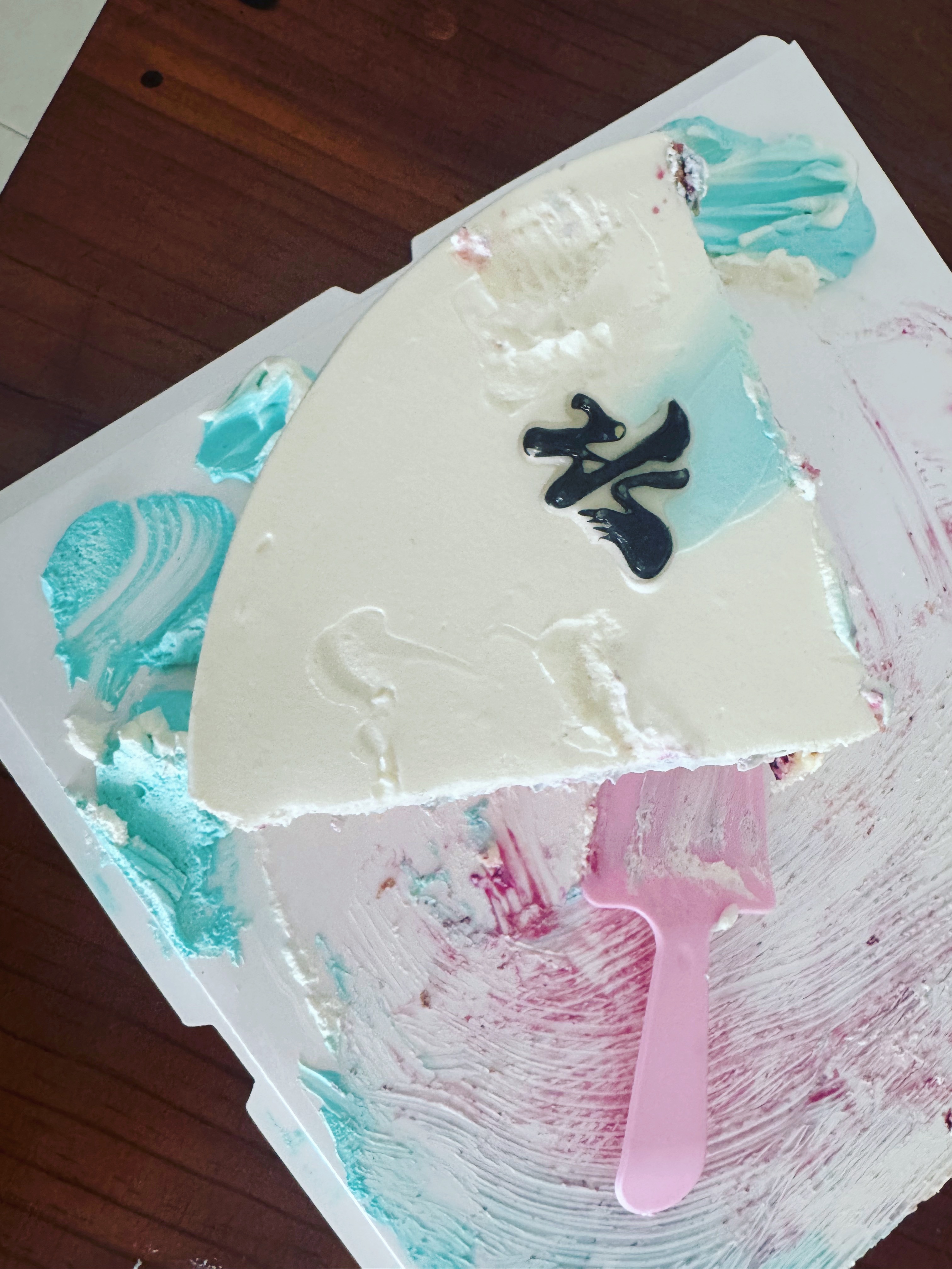 邻居A知道我做饭难吃，昨天给送了一大盘子煎炸地瓜来，很好吃，被我吃得只剩三块了。