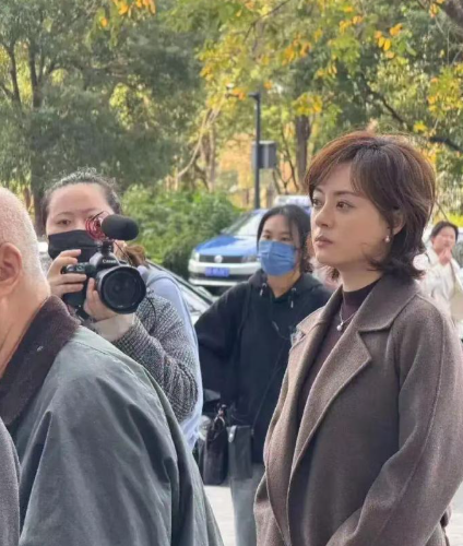 孙俪上海街头照流出，真人又白又瘦，卷发非常时尚