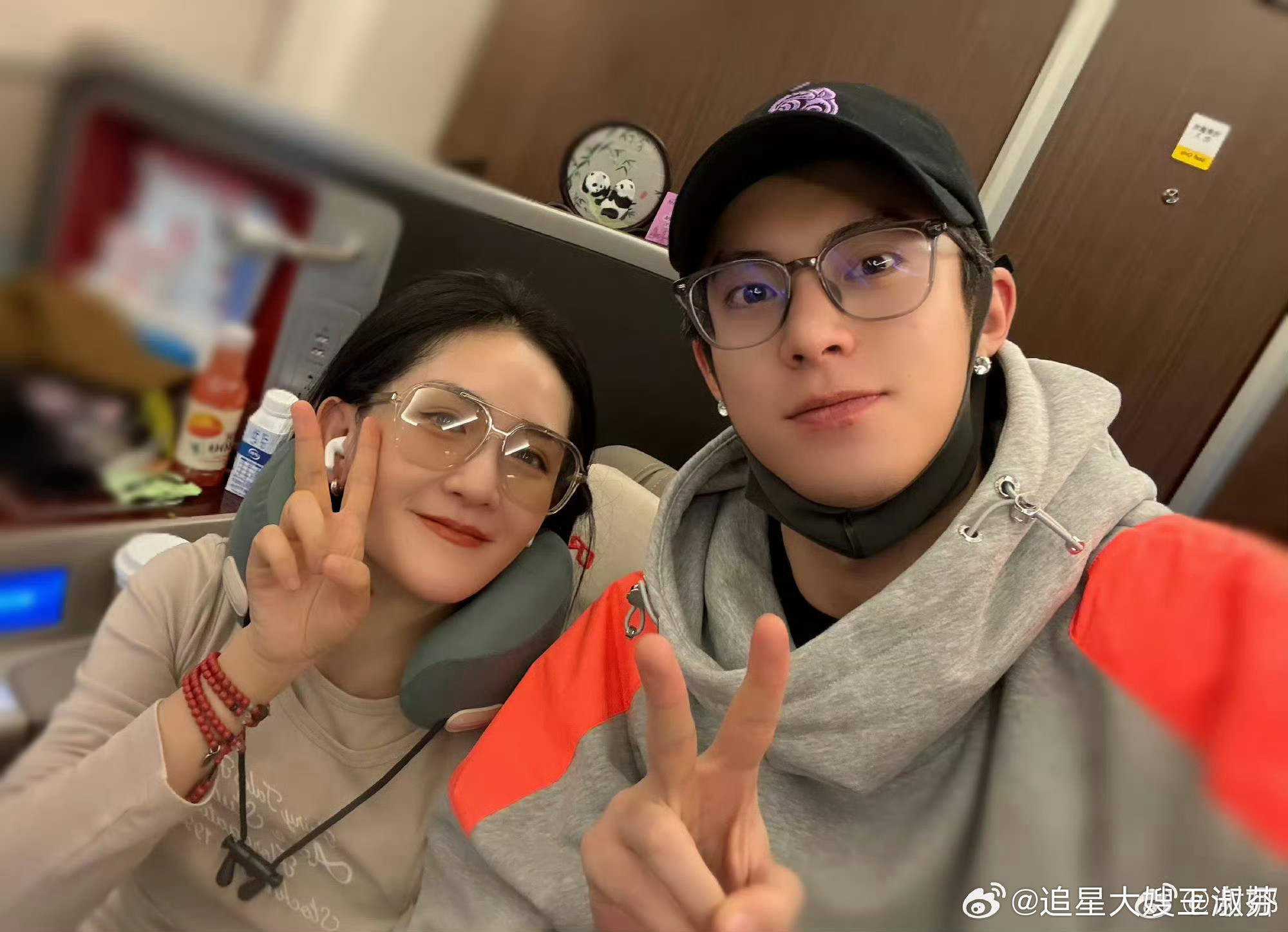 谢娜王鹤棣自拍谁懂啊！连赶路都能精准同框，这对“欢喜冤家”的磁场也太绝了！从微