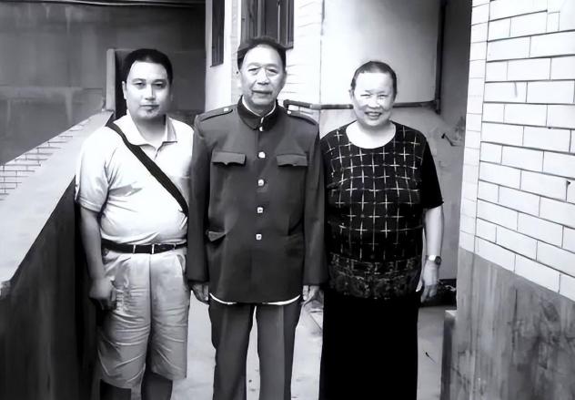 1973年11月，成都军区大院门口，发生了一件大事，一对夫妇来到成都军区，掏出一