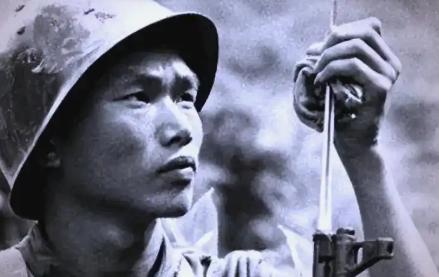 1990年，重庆火车站附近，一个进城打工的农民撞见扒手作案便出声呵斥，却招来十几
