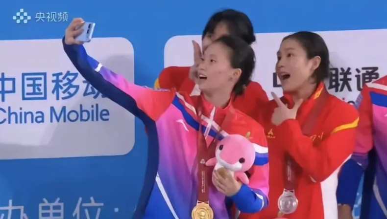 这事越闹越大了！连陈芊汐都拿到荣耀500Pro真机了！不知道签没签保密协议！