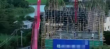 全红婵新家广告位引热议！从脚手架到围板全是品牌标拒绝免费建材仍被贴广告冠军私宅边