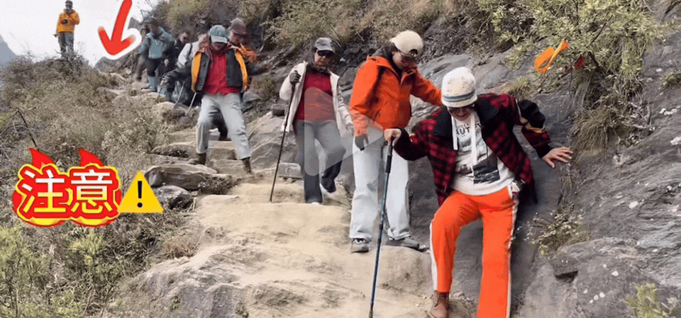 领队也是心大，啥活都接呢！近日，一群中老年去虎跳峡徒步，在走到中段，正朝着下方