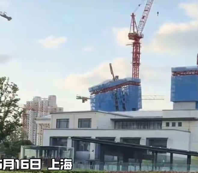 99.1亿、180米高的京东上海高楼，脚手架突发歪斜。 中字头承建方中建八局