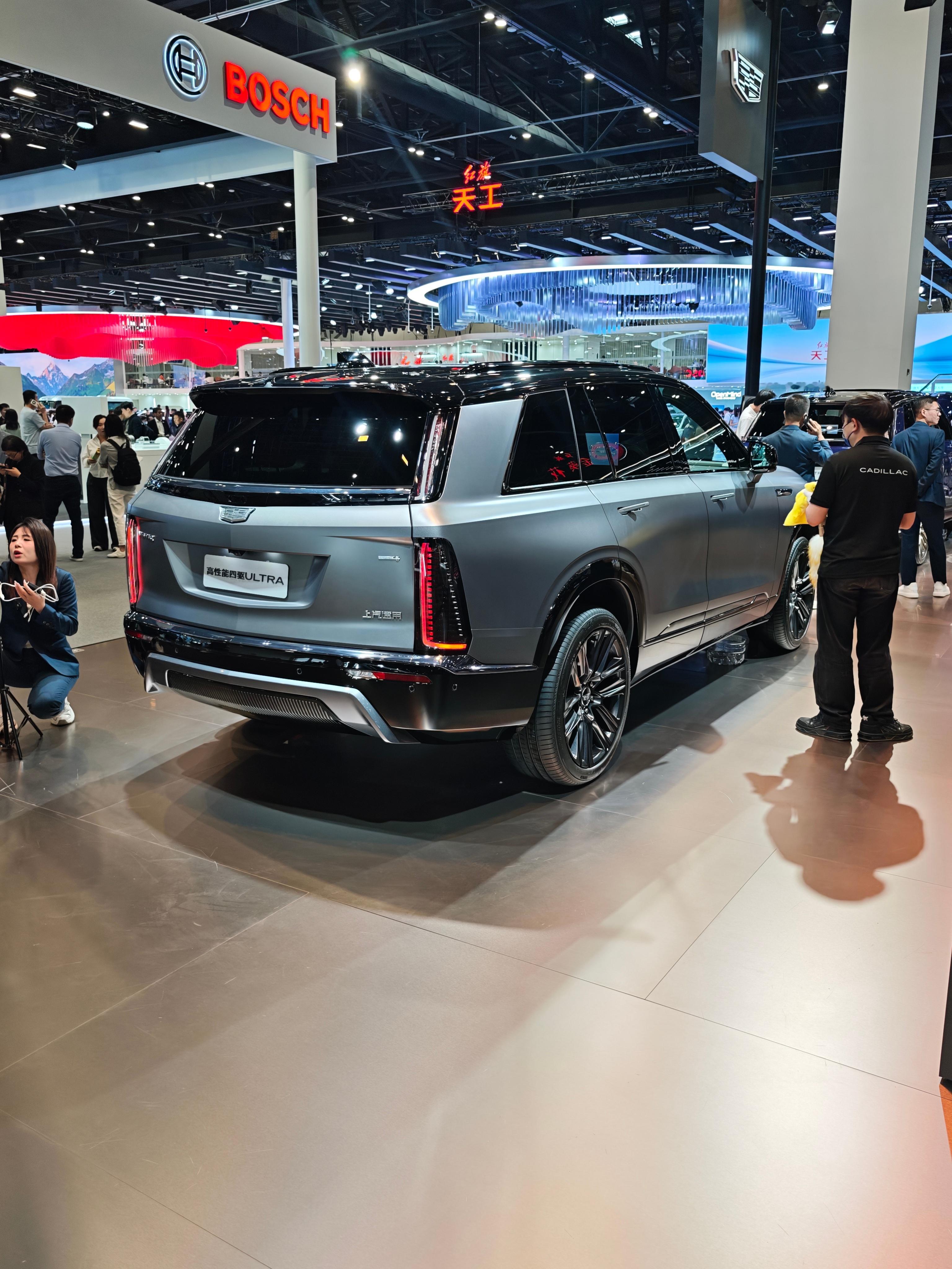 看了看凯迪拉克凯威德，新鲜感非常不错内外设计有自己的风格和特色，各种金属和木饰板