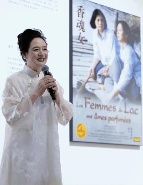 #中戏五朵金花转行画家！60岁伍宇娟校庆画展惊艳，28岁儿子帅到热搜！今年春天