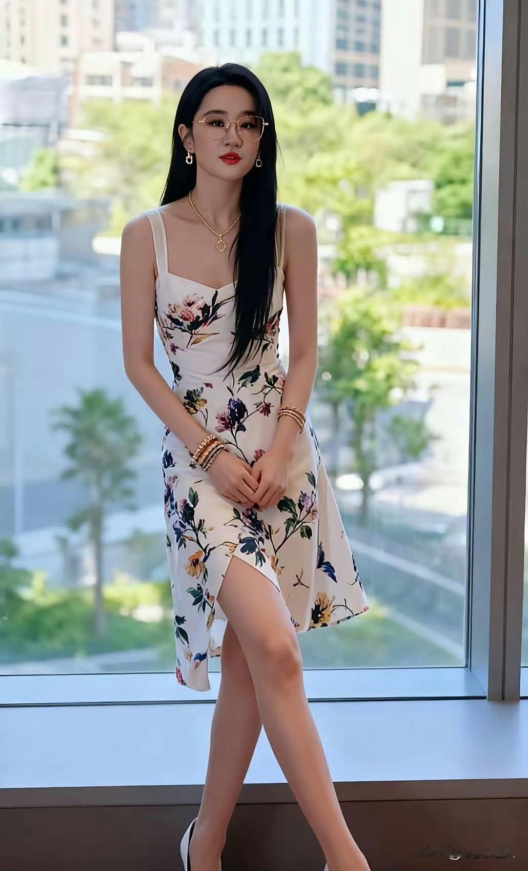 刘亦菲穿碎花连衣裙配白高跟鞋也太绝了！没有复杂装饰，简单的搭配却衬得她温婉又知性