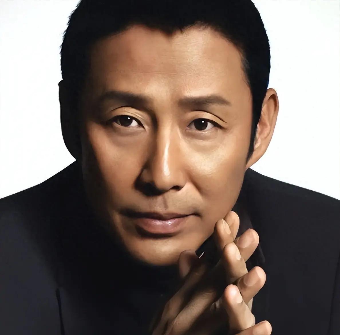 在一档节目中，主持人问陈道明：“除了演戏，对您个人来说，这辈子最重要的事情是什么