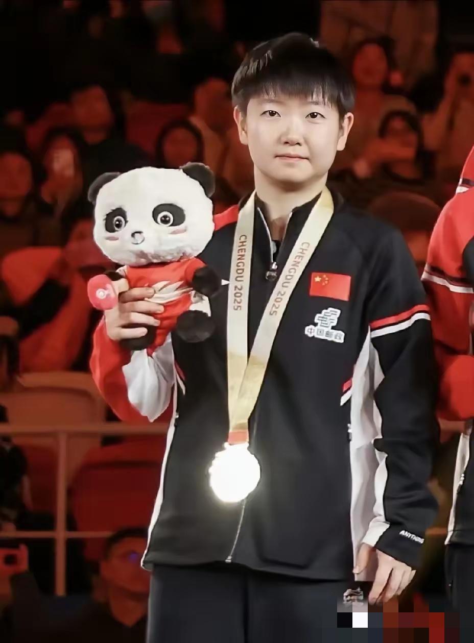 神奇一幕！颁奖台上莎莎奖牌惊现“自带追光”，对比身边人效果太绝。昨晚看颁奖视频