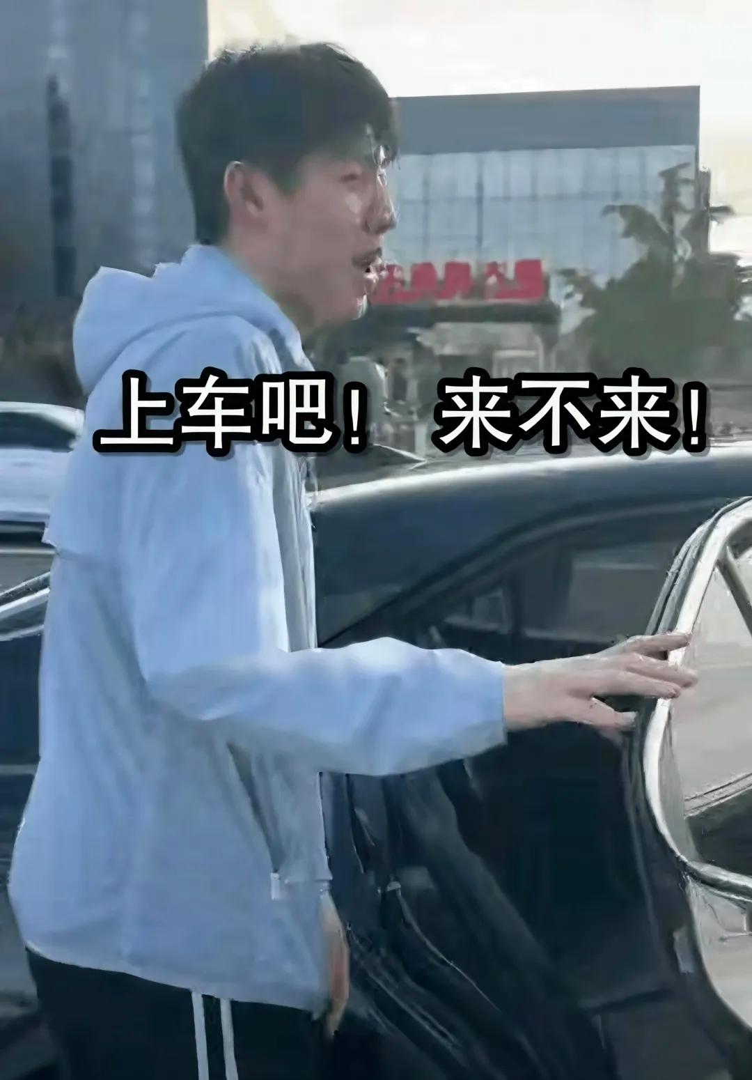 最近没有大赛，不少代拍没素材可拍，索性把目标对准了国乒新生代小将温瑞博。当