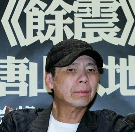 当年，冯小刚开车回家看瘫痪的母亲。照顾母亲十多年的姐姐求他：能不能帮姐在剧组找个