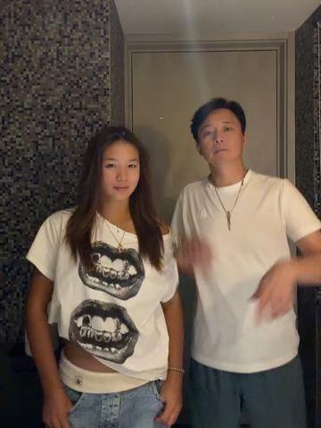 女儿：爸！也太离谱了吧！你都56岁了，跳舞比我13岁的人还灵动！刘奕君：哈哈