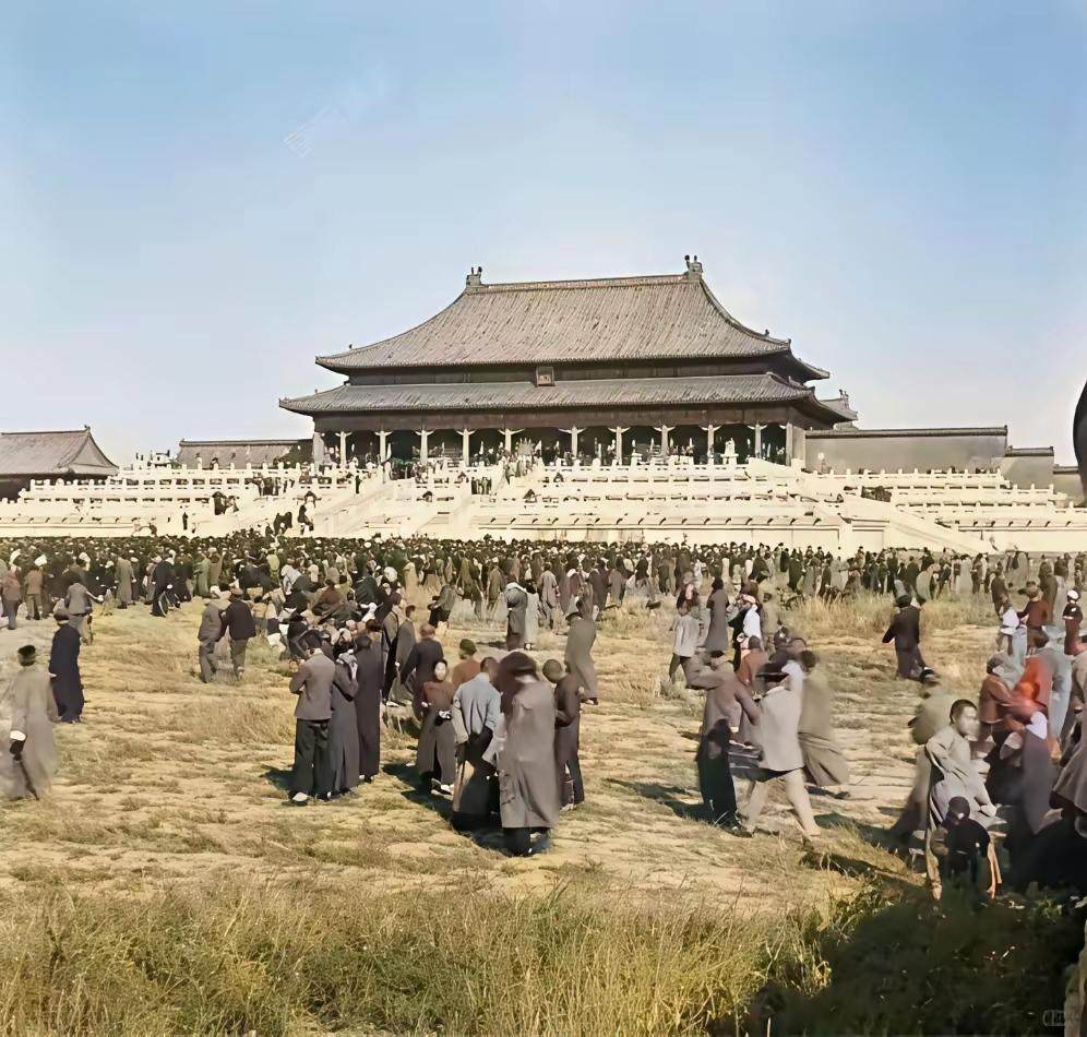 1925年，故宫第一次对百姓开放，大家都很好奇里面是什么样，因此百姓们像潮水一样
