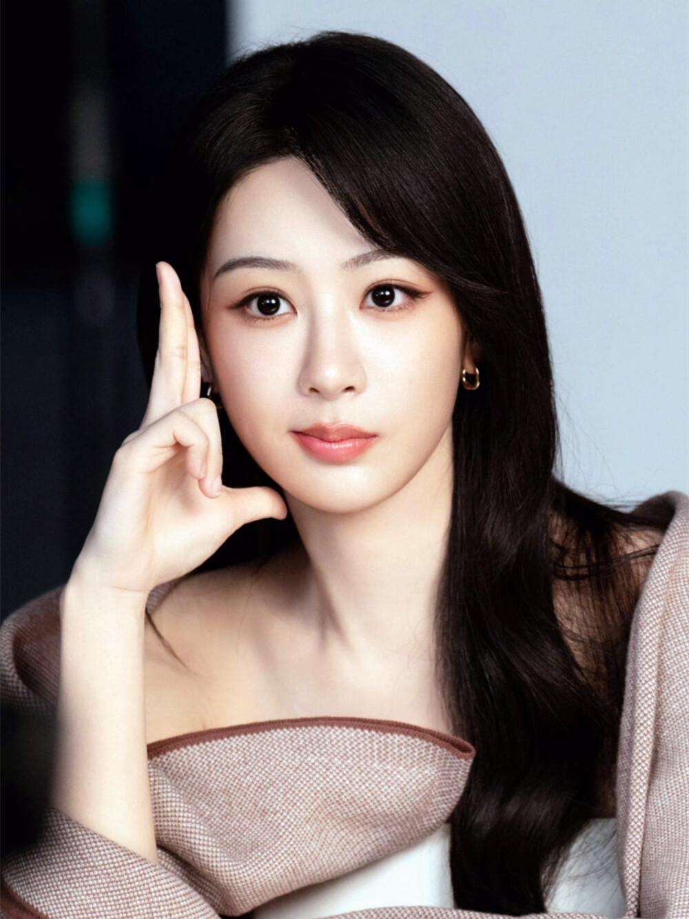 被问到怎么爱自己时，杨紫非常认真的想了想，而后列了3条：少吃，多睡觉，戒色。旁