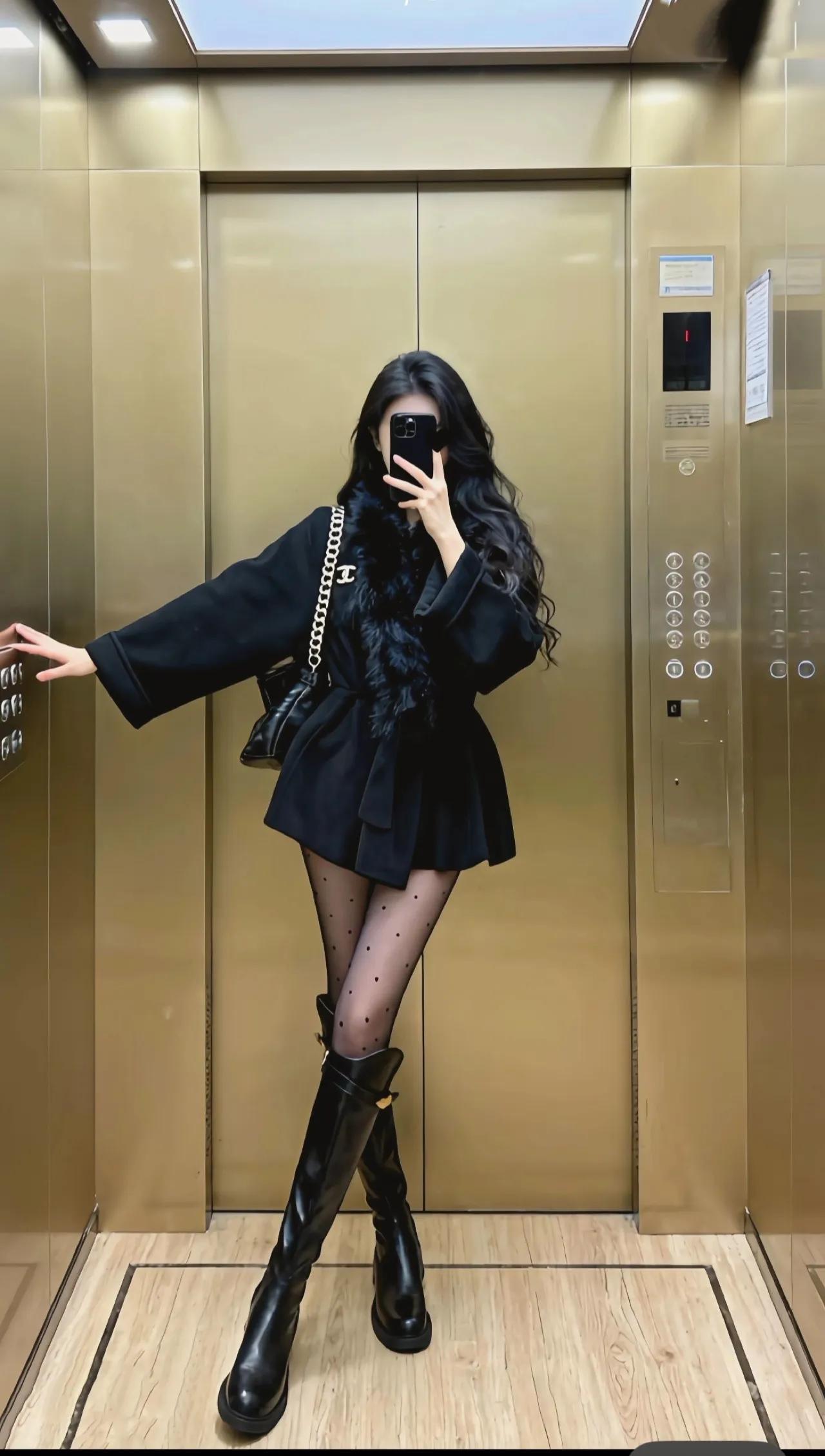 地铁里拍照片。