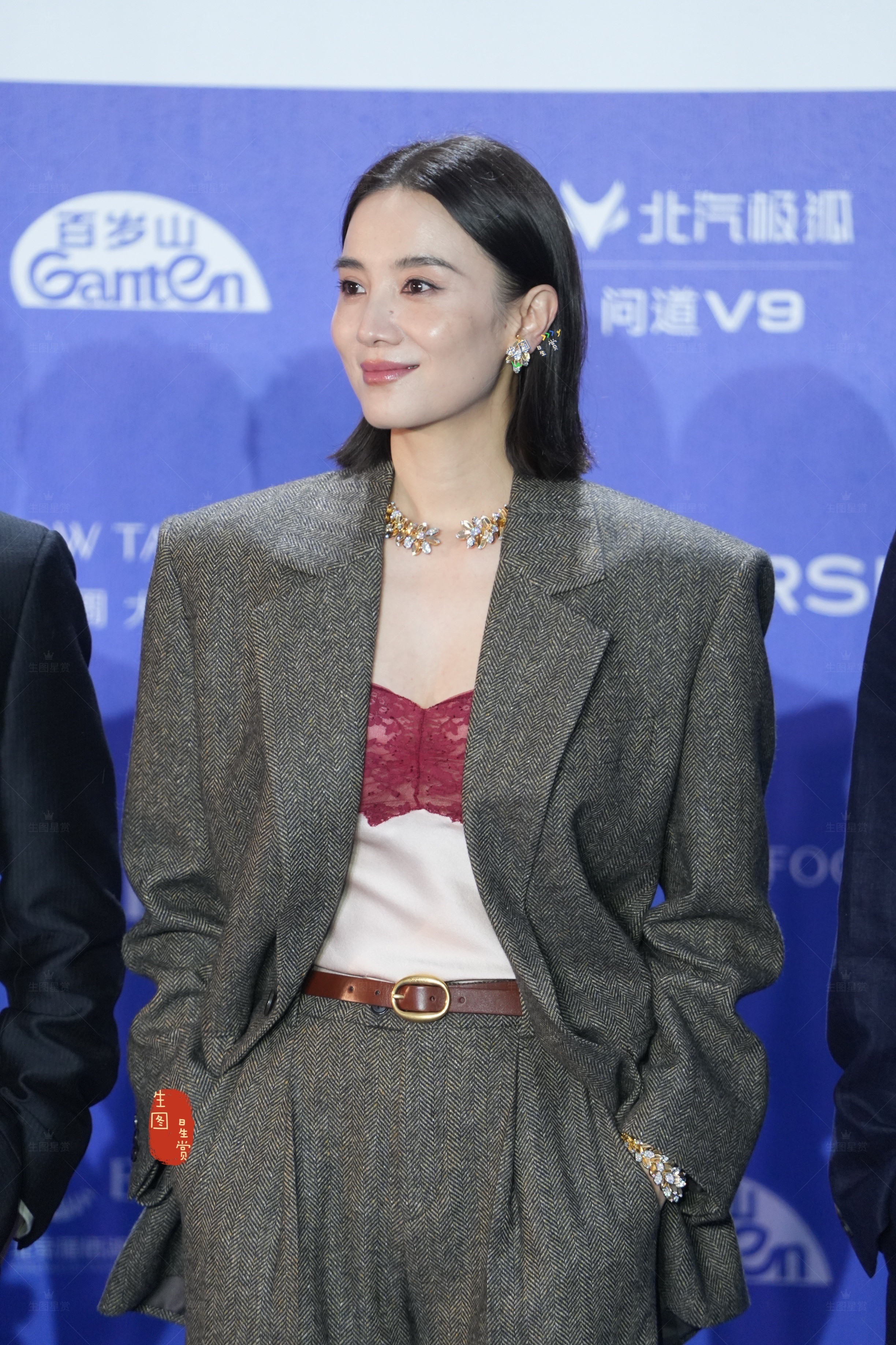 宋佳北影节开幕式红毯生图掉落西装内搭bra的小花老师，帅的好有性张力宋佳北影节生