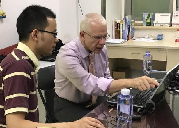 2万名华裔科学家离开美国！英国媒体感慨，难怪西方科研与技术优势没了过去十几年里，