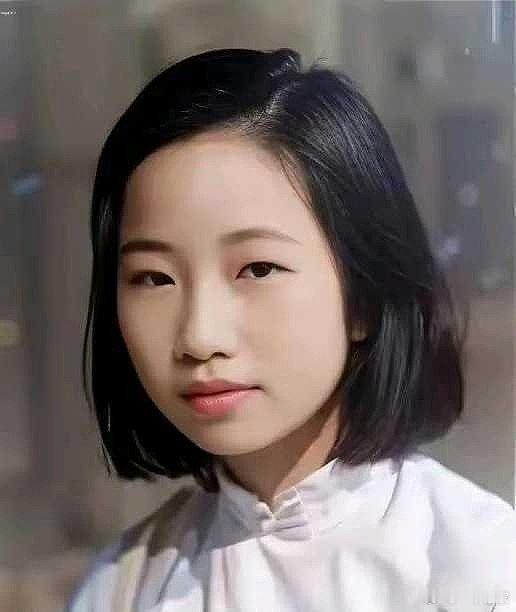 原来屠呦呦年轻时也是个美女图一：1952年，屠呦呦在北大留影图二：2019年，屠