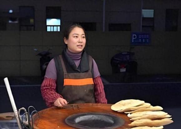 “地表最强扶弟魔”出现了！2020年，安徽滁州的潘晓梅卖了十几年烧饼，好不容易攒