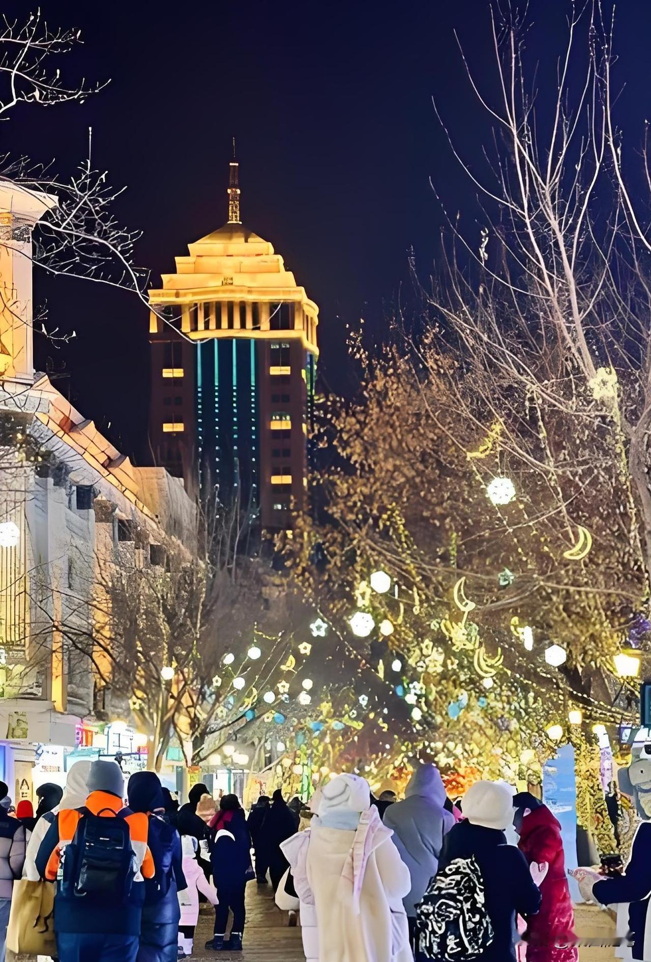 今天我被震撼了。这过大年期间的哈尔滨中央大街，人山人海，仿佛天南海北的游客都汇聚