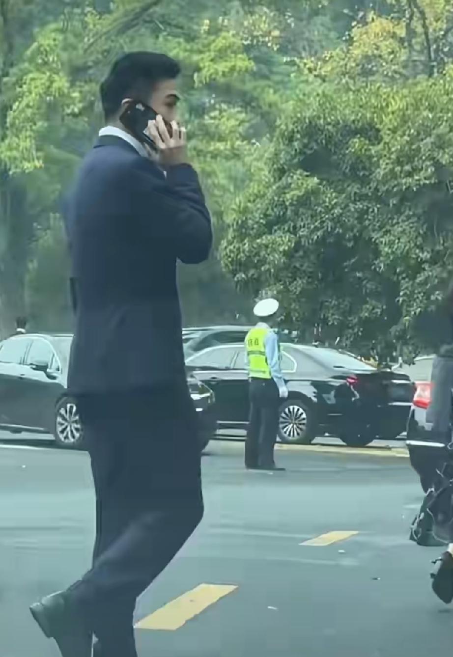 他真的不愧是赌王的儿子，太帅气了吧！真的是玉树临风，潇洒倜傥。