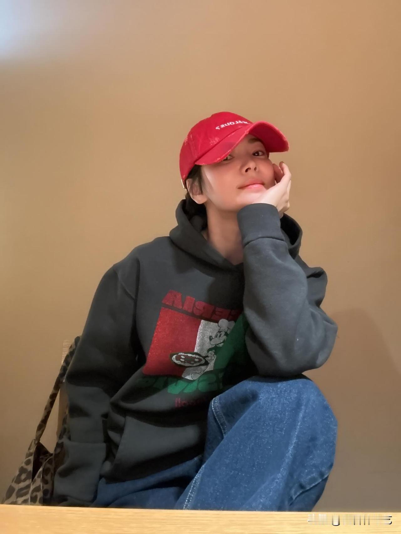 25日，演员宋慧乔在个人Instagram上传了多张照片。照片中，宋慧乔身着深灰