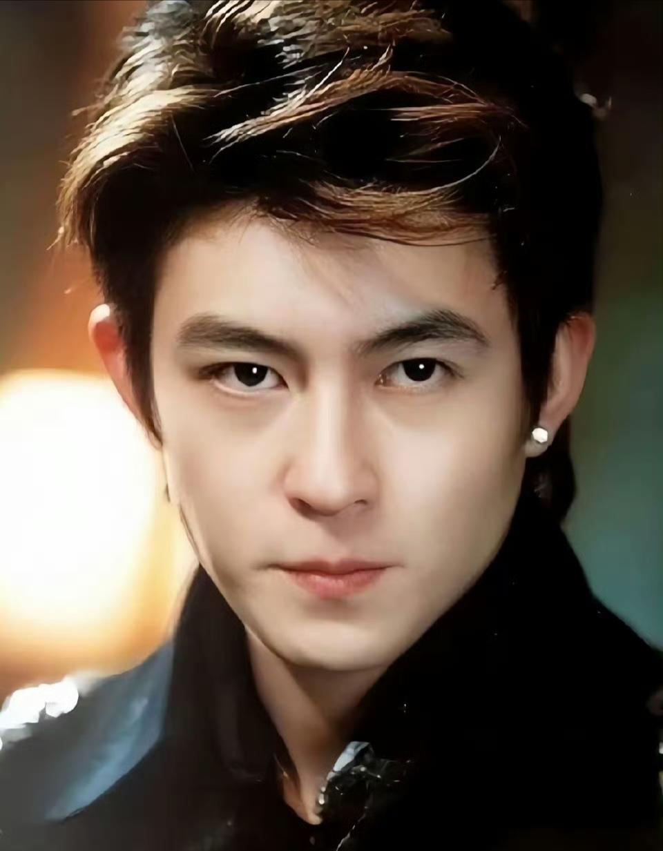 这竟然是陈冠希！不是啊，怎么认出来的？网友滑雪偶遇陈冠希，拍照合影。