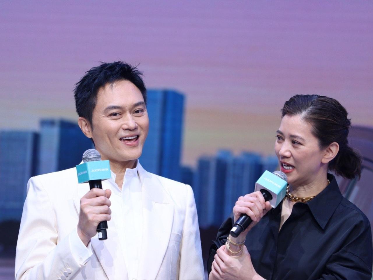 54岁的张智霖好靓仔，一身白色西装亮相广州车展的他，头发乌黑浓密又瘦又高又年轻，