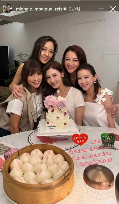 李嘉欣迎来了55岁生日，一众富婆闺蜜为其举办庆生宴。虽年过半百，她依旧美得出