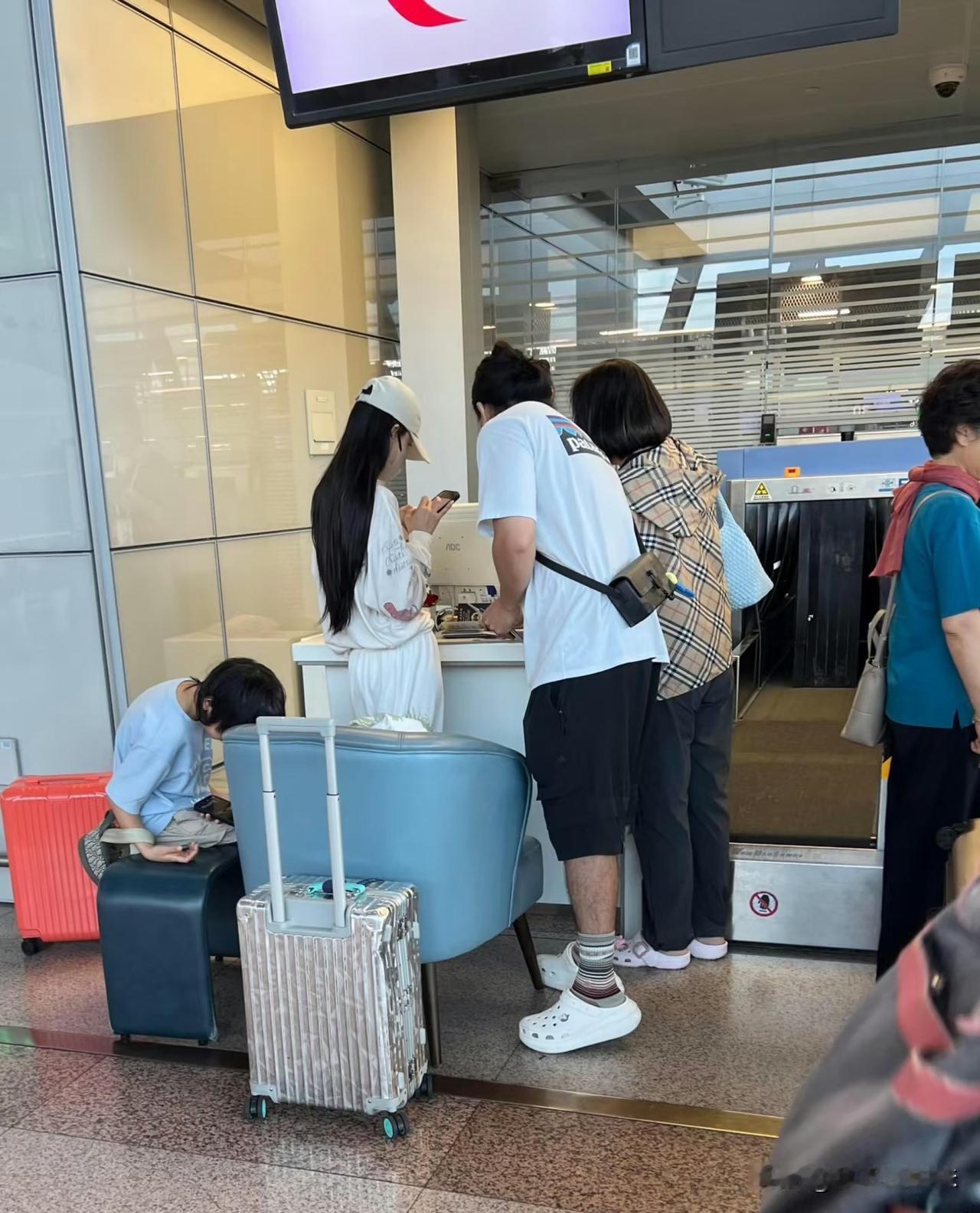 baby带不动小海绵了！儿子不想跟着她去马尔代夫[汗]整个人都累瘫了，ba