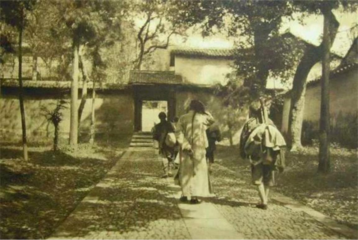 古代书生“进京赶考”，路上的山贼为何不敢劫掠？在古时候，书生们千里迢迢赶赴京