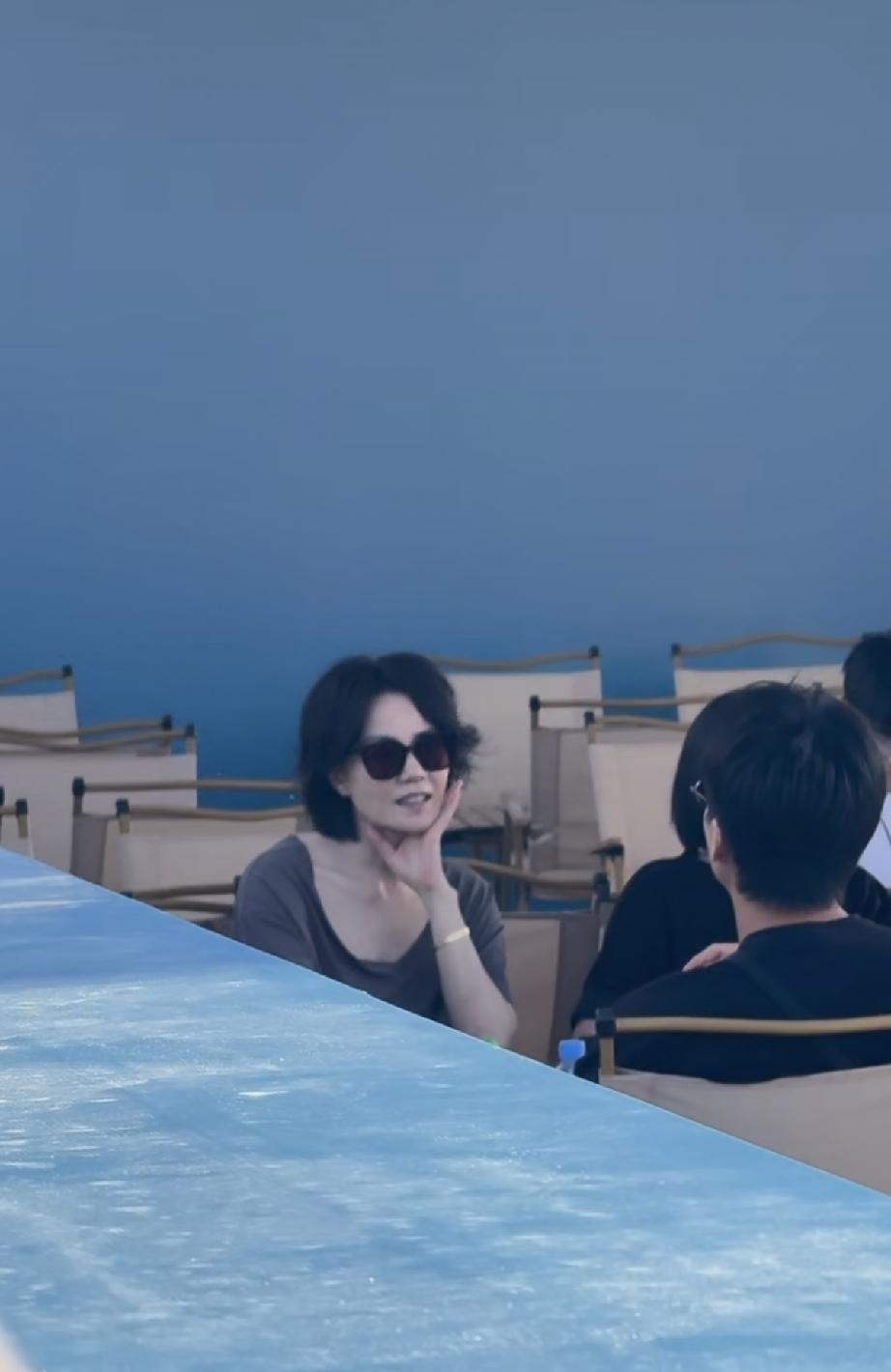 8月29日，王菲现身阿那亚虾米音乐节，她的牙齿黑黑地，打扮朴素，坐在那里就像游客