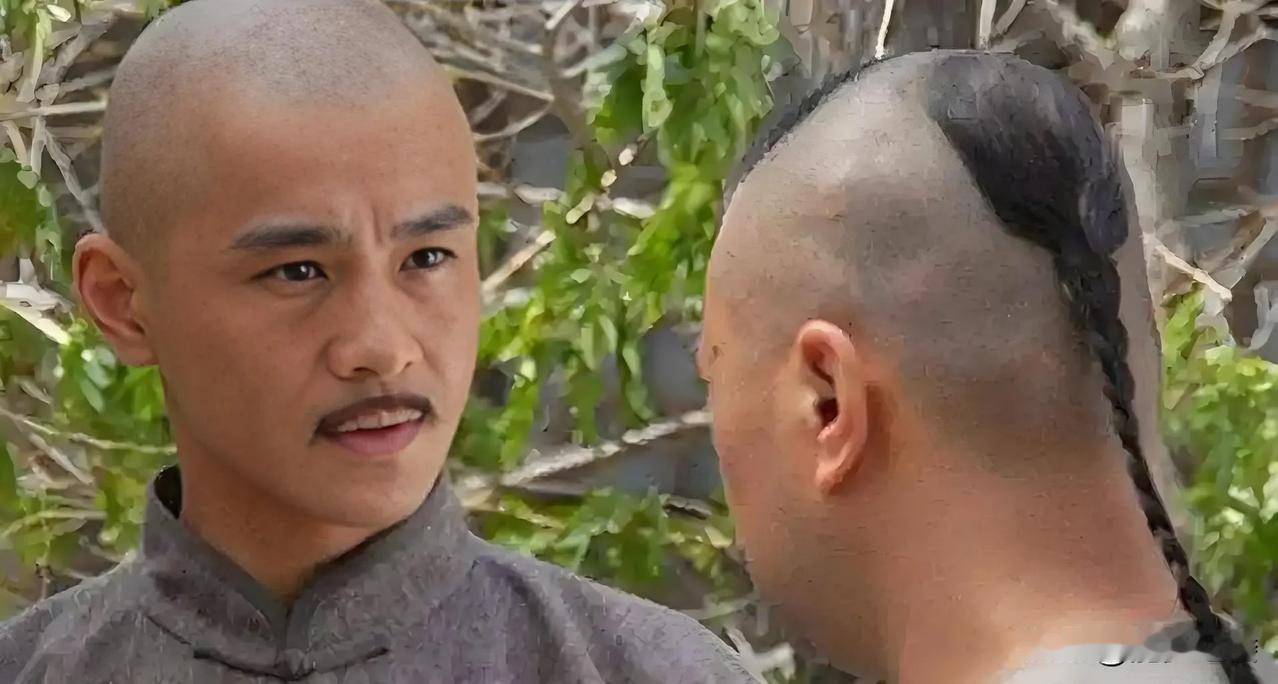 据说王朔与一些曹学专家们认为，《红楼梦》是满族人写的，并因此而骄傲自豪。且不说从