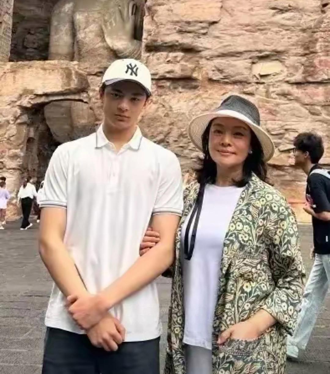 61岁史可和儿子山西大同旅游，穿着大方得体，混血儿子高大帅气，其“松弛感”穿搭和