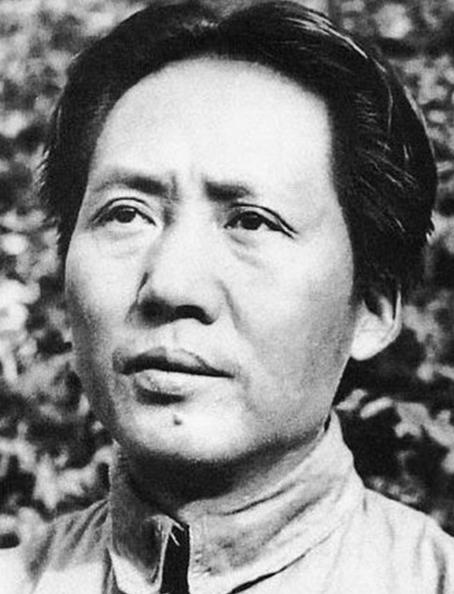 1948年，毛主席从城南庄启程前往西柏坡，车子路过一处山路时，路边草丛里露出人影