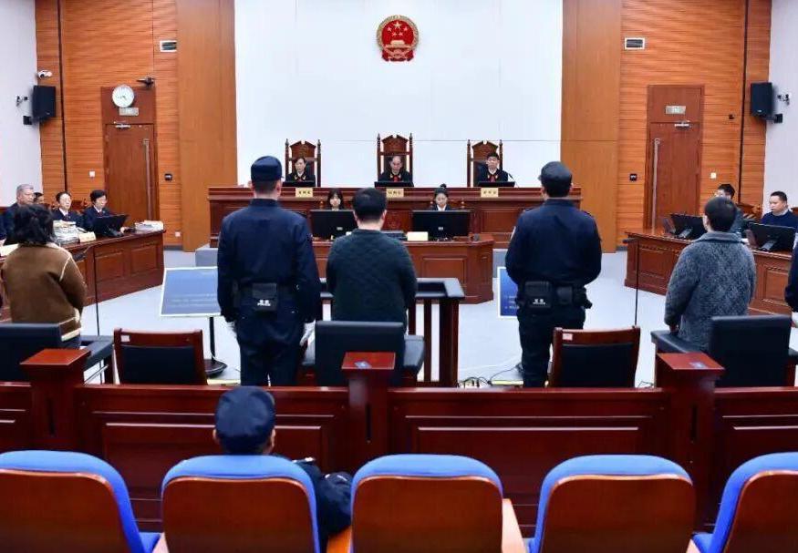 200万到手，命没了。钱给了，人还是被捅死了。我看到这个新闻的第一反应是想笑，